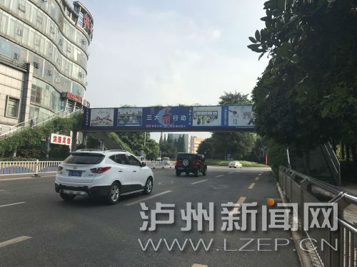 主干道上隨處可見創文宣傳廣告。 記者 肖婷 攝